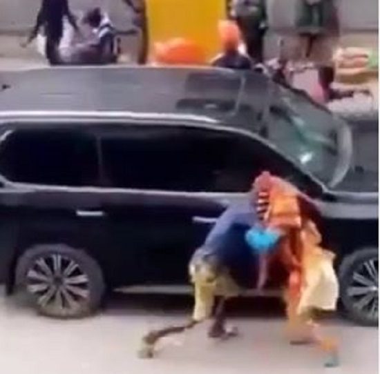 Drama as man wrestles masquerade in Lagos (VIDEO)